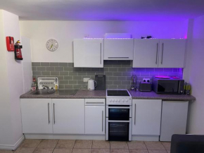 Ground Floor Deluxe Seaside Apartment With Patio & Private Entrance, marine court
